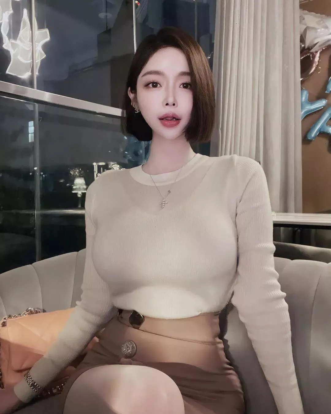 优雅气质少女，温暖夜晚自拍，温柔如水。