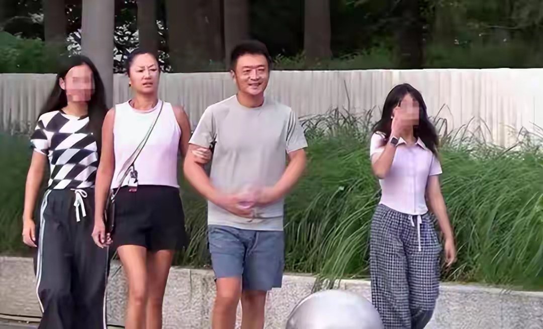 网上刷到瞿颖和机长老公一家人逛街正面照曝光！他又高又帅长得也像明星，俩继女的身材也是一级棒惊艳了众人[赞]话说瞿颖挺会养生之道，而且很自律身材保持不错，状态超好依然显得年轻漂亮美美哒[耶]