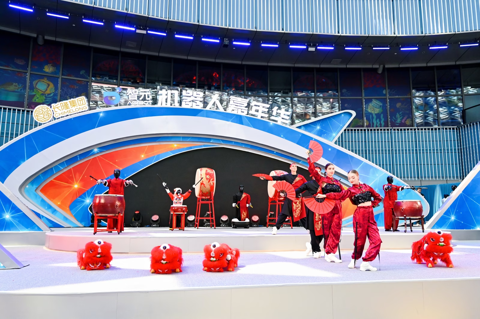 #全球首个具身智能主题乐园开园# #智元# 以前看机器人，更多是在发布会和实验室里秀技能；现在，300多台机器人一次性进入高客流、多场景的真实商业环境，才是真正的考验。智元凭借“三智一体”技术架构，让机器人具备跨任务、跨场景工作的能力。此前在世界人形机器人运动会上拿下金牌榜、奖牌榜双第一 ​