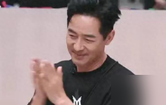 颜安把郭晓东硬生生拽到第一，自己却被骂心机。这事太扎了。
一个五十多的老演员，唱歌跑调，跳舞顺拐，坐角落不敢吭声。颜安当队长，查完他履历当场落泪，说在他身上看见自己。
然后呢，一字一字教歌，半个动作半个动作抠舞，节奏带着练到凌晨。郭晓东最后站在台上拿第一，他老婆发文感谢少侠带他飞。
结果热搜点