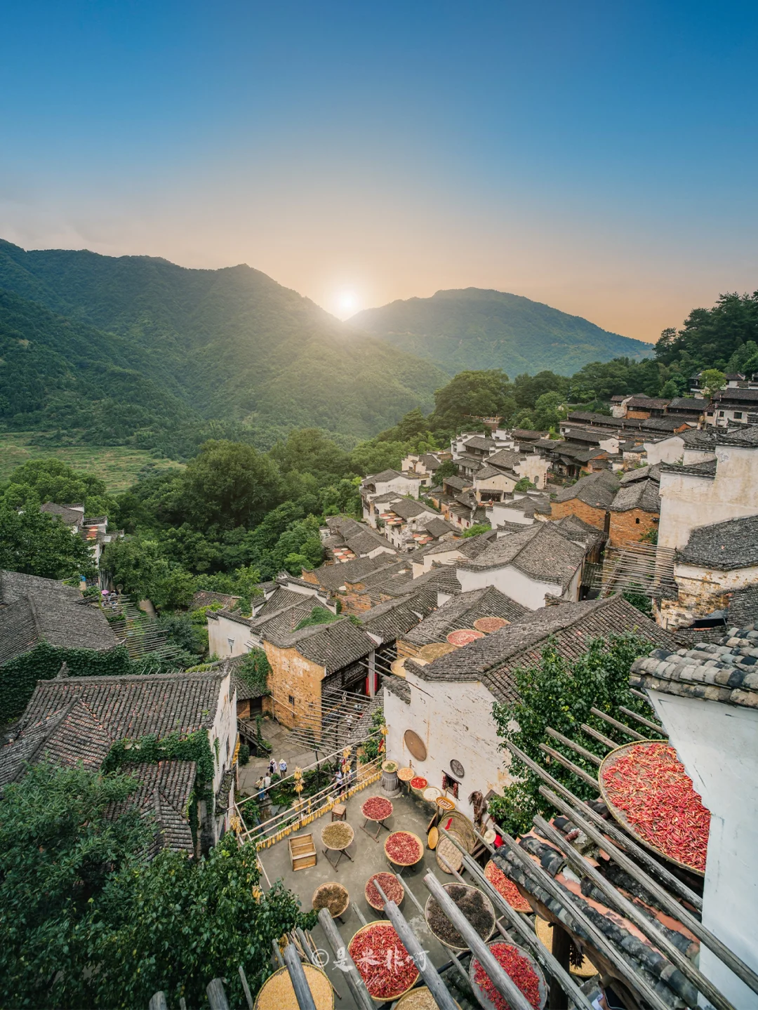 《国家地理》没骗我，夏日避暑去篁岭也太绝了
