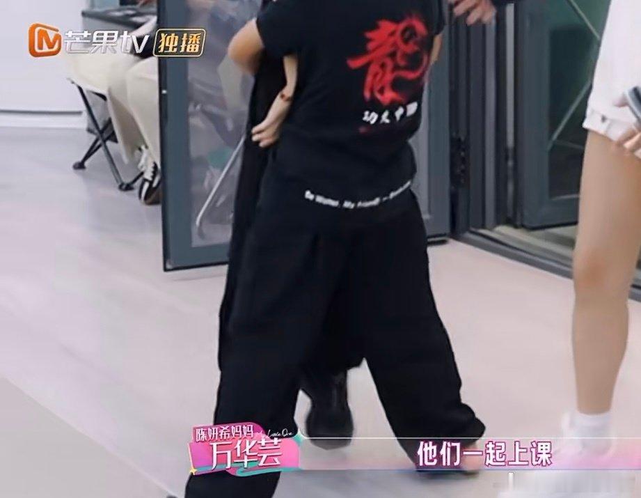 陈妍希儿子谢楠儿子见面就打
两个小孩一起上跆拳道课 一起打也是一起练习呀
陈妍希还分享带小孩是非常辛苦的
#陈妍希说没有人天生会当父母# ​