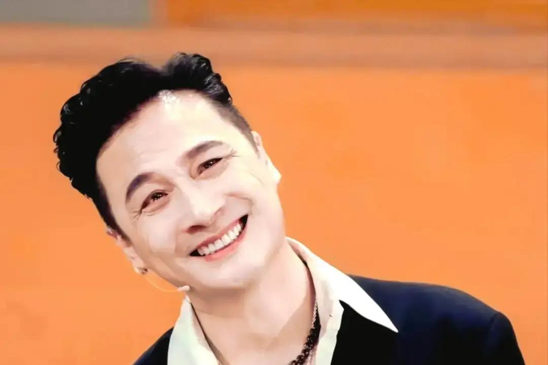 在综艺里看腻了明星们客套的商业互吹，回过头看吴镇宇和袁咏仪同框，才知道什么叫真正的损友局。
吴镇宇板着脸在案板前切菜，明明长了一张随时要发飙的脸，袁咏仪偏要凑上去作死。
她夹着嗓子故意学曾志伟的声音，问吴镇宇平时在家做不做饭。
吴镇宇头都没抬，冷冰冰甩过来一个字：滚。
换作年轻小辈估计早就尴