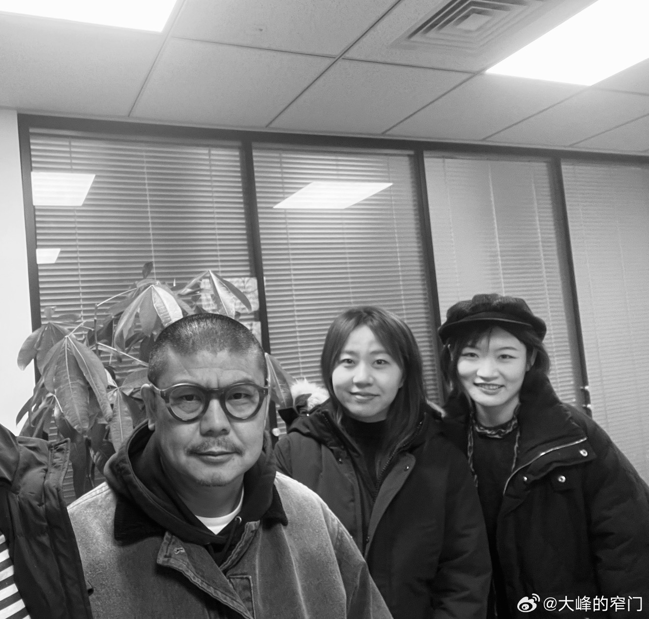 《爸爸爱喜禾》出来的时候买过二十多本送人，一晃十五年又过去了，喜禾长大了。这次老蔡没写那些没心没肺但是一再搞哭你的随笔录，写的是诗。诗无邪，见自己。《我只带五个对不起出门》，又一本生命的清洁剂。真慢啊，跟日子一样。慢工出粗活。这句话是从刚认识的万能青年旅店的姬赓那偷来的。跟老蔡还在合作一个电影，他导演他编剧。他多半在朋友圈喝咖啡，弹最远的烟头，买菜做饭。一稿剧本他能改一年，三年改三稿。我们一年就见面开一次会，最多两次，都不催。就慢工出粗活。粗砺，盛大，壮硕。