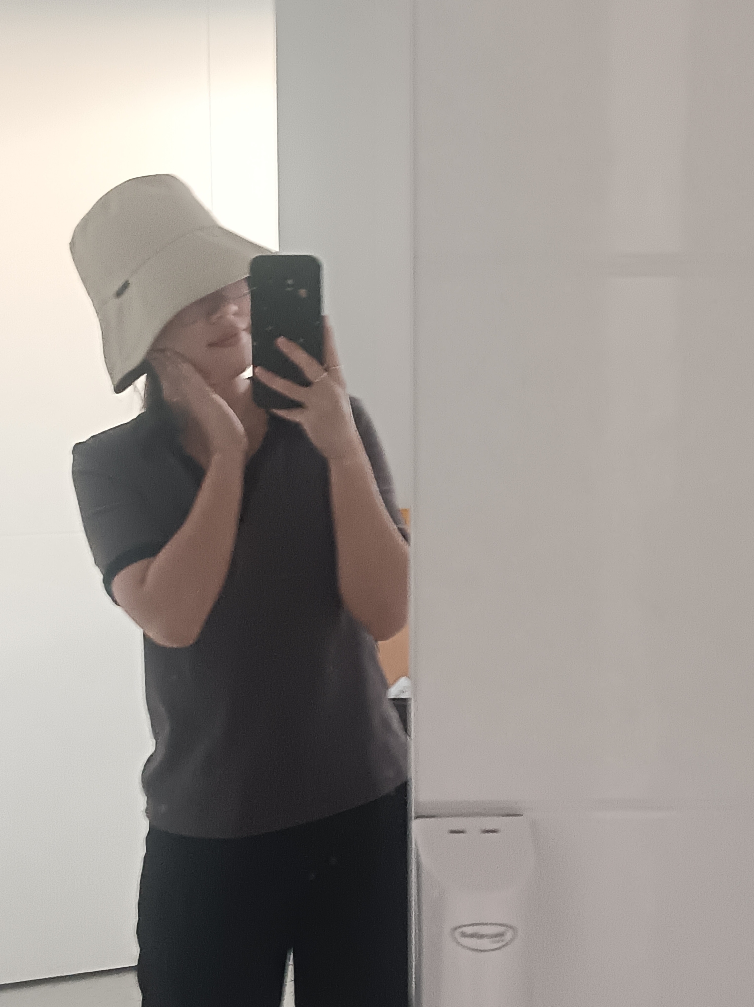 很享受当下，未来如何，我并不关心了。

图1出去办事了，莹莹在单位杀出重围（六个墩墩杯，我俩就占两名额）。
图2下雨了，风好大。
图3这比巴卜带纹身贴，我乐吃。就是吃的嗓子微疼了，让同事们都吃，我贴。
图4那天，灵机一动上班走了半个小区。结果，拾金不昧了，后来我把这笔钱捐出去了。

图5这两 ​