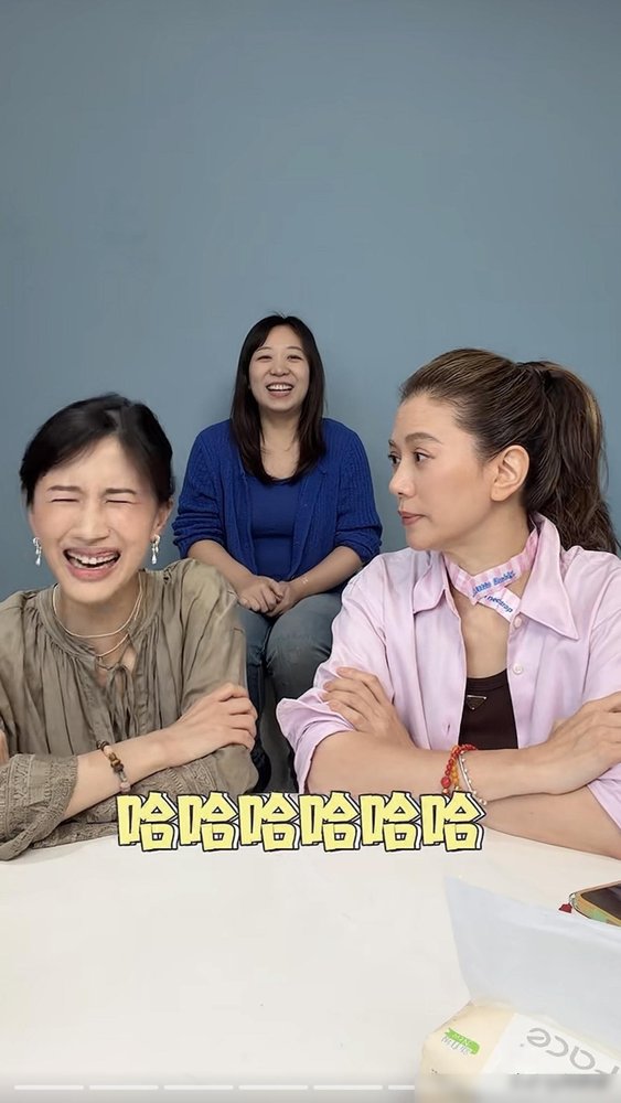 吴镇宇当年嘴欠，说张智霖娶袁咏仪是“拯救众生”，袁咏仪这次直接在节目里回呛：你老婆嫁给你，那才是“拯救了宇宙”。
一句话，把吴镇宇堵得没话说。港圈这帮老友，真就是当面拆台，谁也不惯着谁。
转头看袁咏仪自己，被Papi酱问感情咋样，她也就一句“还可以，过得下去啦”。再补一刀：儿子以后结婚，最后靠的