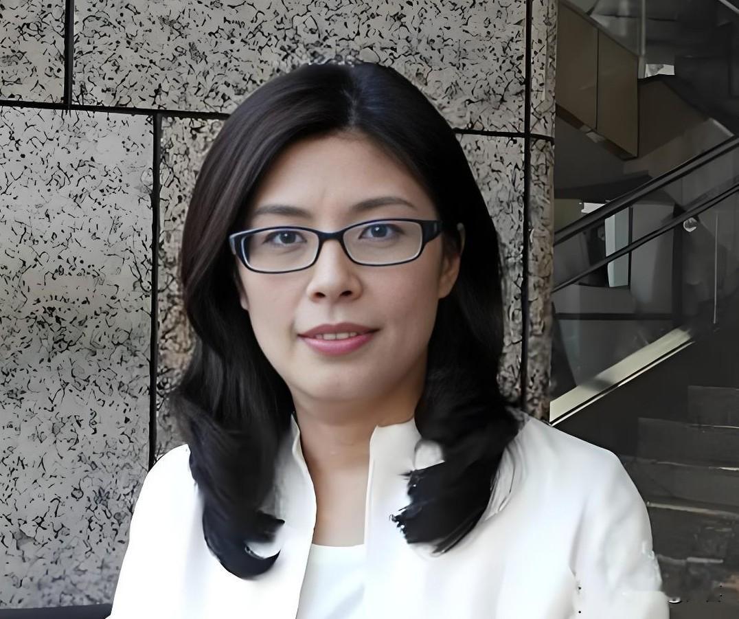 台海紧张之下，郑丽文要走哪条路，才能真正收获台湾民心？

当下岛内主流民意，核心诉求就是避战、稳民生、恢复两岸交流。郑丽文想要在台海议题上获得更多民心，核心要牢牢抓住“坚持九二共识、坚决反对台独”这个根基。
 
第一，坚定立场不动摇，清晰划清和“台独”的界限。明确指出“台独”只会把台湾推向战火，打破