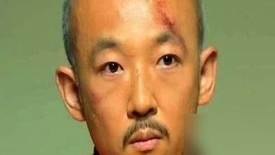 余文乐演个反派，直接把央视收视率干到第一，豆瓣开分7.1。
《冬城猎凶》里他演段长河，1999年特大劫案的主犯。别人演坏人靠瞪眼，他靠眼神收着演，越平静越瘆人。观众全在刷：这眼神不像演的。
戏外更绝。刚跟王棠云官宣离婚三个月，转头被拍到带着俩孩子同桌吃烧肉，吃完各开各的千万豪车，回的是同一栋豪宅