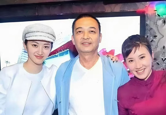 景甜之前与父母的一张合照。