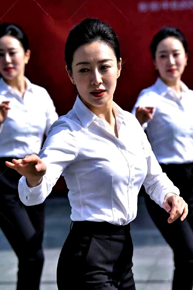 本该是个油腻的建委主任，张颂文愣是在《风中有朵雨做的云》里演出了体制内少见的清爽感。

全素颜，白衬衫黑西裤，不靠滤镜，全靠骨头里的稳。演唐奕杰这个角色，他肩是松的，眼神是定的，说话慢半拍但每句都能砸在地上。身上没有一丝讨好感，干净得吓人，出场直接就把秦主任给比了下去。

反观现在有些演员精心打扮，