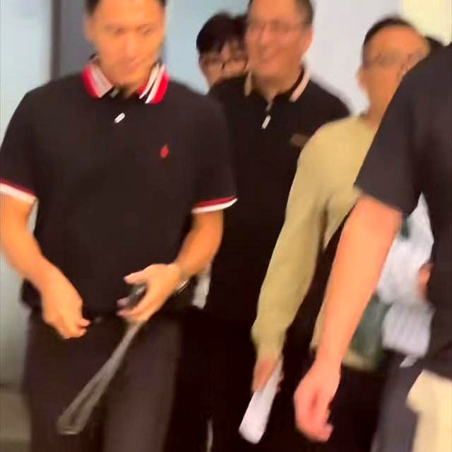 8月29日，谢霆锋在太原开演唱会，去海尔谈合作时，手上常年戴着的情侣镯子突然不见了。同一天，前妻张柏芝结束上海活动飞回香港，避开男方生日的风口浪尖，转头穿着小香风外套官宣新代言
 

前夫因为没戴手镯被全网围观感情状态，靠着让观众猜心思维持存在感。反观另一边，46岁状态紧致，事业重启，不回应不纠缠，