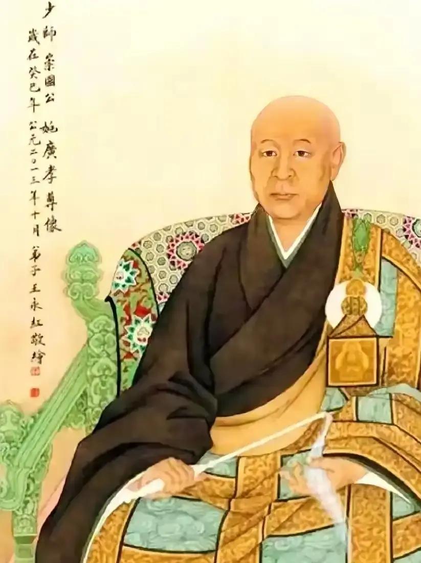 他帮朱棣篡位，不是为了钱，不是为了权，甚至连女人都不要。
 
姚广孝站在廊下，看着太监宫女们捧着龙袍金冠，匆匆穿行。新帝登基大典的筹备已近尾声，空气里都是压抑不住的兴奋。一个相熟的文官路过，对他拱了拱手，脸上堆满笑：“少师，陛下定要厚赏您呐。”他只是合十回礼，并不言语。
 
三日后，奉天殿上。朱棣果