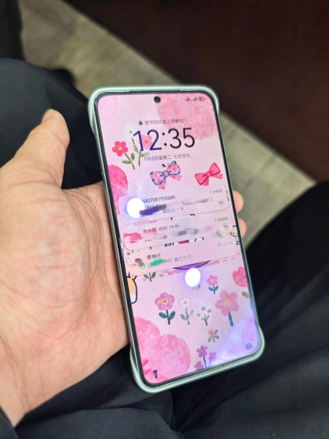 《一件好人好事》
中午赶出去开会，骑自行车去的，快到目的地的地方，看到地上趴着个手机，来往车挺多，留在那里肯定轧烂了，我就给捡了起来。
看到主屏上有个未接来电，我就用我的手机拨了回去，电话那头正是焦急的失主，我们约定了时间地点交接了手机。 ​