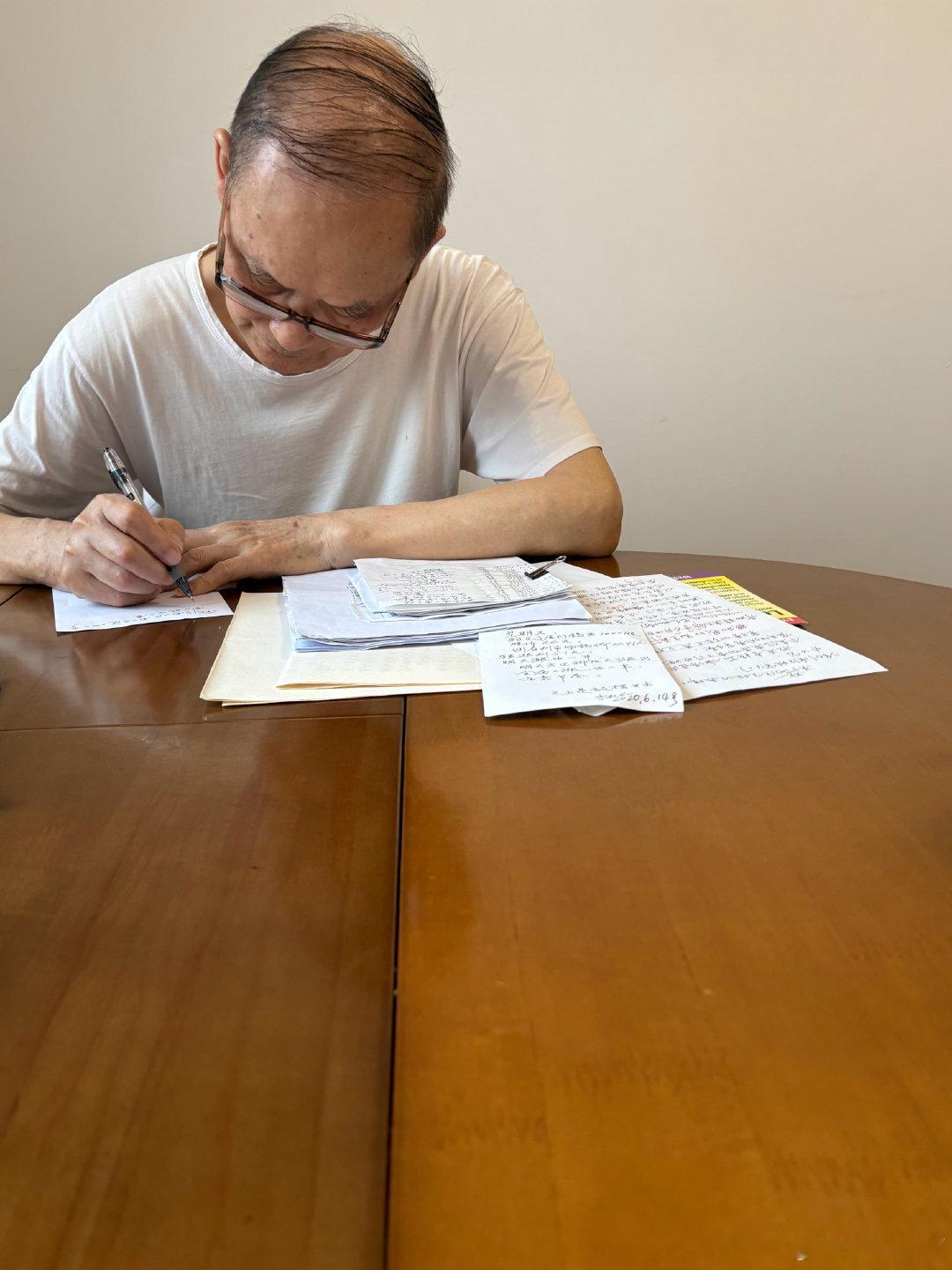 教授吃飽飯復盤，我干活，任勞任怨的干活。教授說，今天縮量收阳，小金屬，貴金屬比較強。今天，主要都在觀望，都在看今晚美國的兩個數據。明天數據不會差（美國）英偉達和美國的另外一個數據。 ​