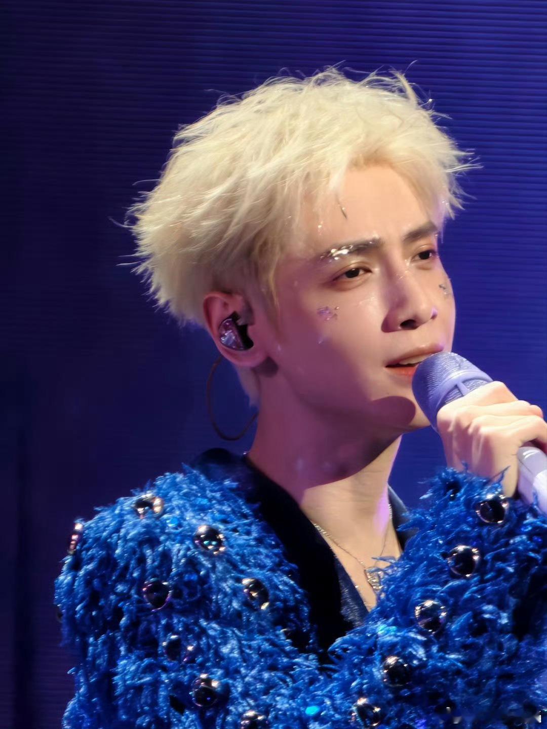 十米高的迷宫魔方随着音乐自由转动，搭配环绕曲面屏，不管坐在哪个方位，视...