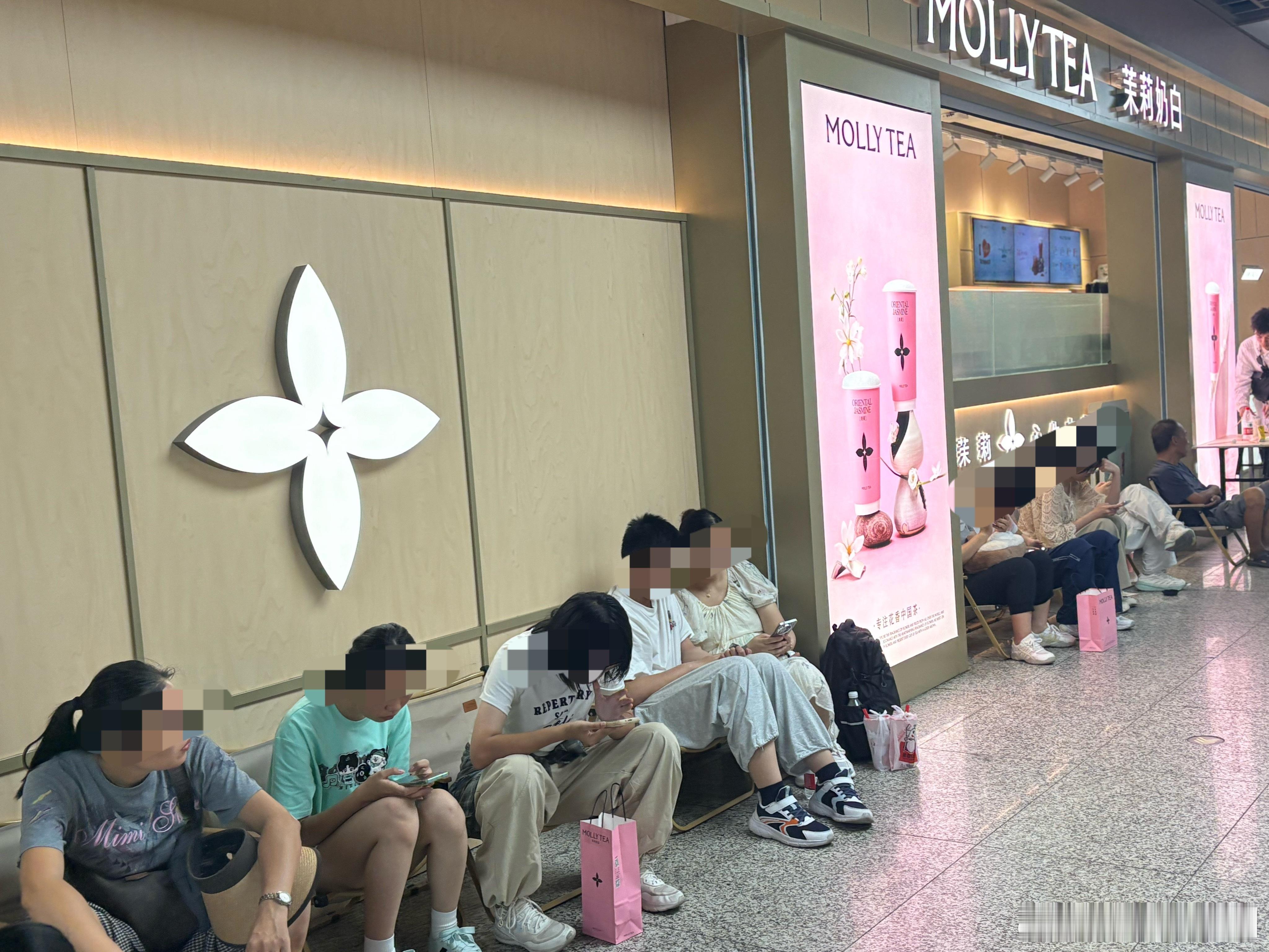 彭博社给LV写了一个总结报告：赢了茉莉奶白的官司之后，他们是不是输了市场？
相信LV看到这篇报道，一定不是很愉快。。

这篇文章回溯了整个案件，以及为什么中国人会不买单此次LV的维权。然后他们还拿到了一些我之前一直想找却找不到的评估数据。

比如JL Warren的CEO说，他们观察到LV中国的销售额在7 ​