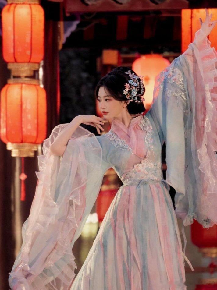 #孔雪儿[超话]# 
秋夜孤听琴吟
白露凝霜凝清輝，淺淺蛾眉蹙不歸。
舊夢已隨秋風去，奼紫伴日待君飛。
夜半寒露沾衣襟，獨守孤燈聽落琴。
莫道此生無知己，天涯何處不相尋。
#孔雪儿俞浅浅# ​