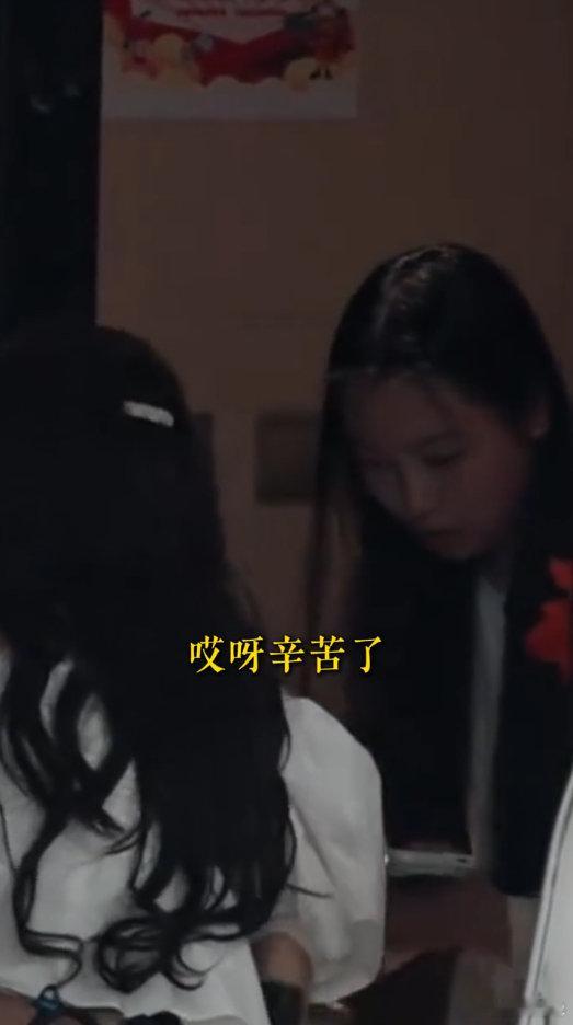 #陈瑶和闺蜜完全演我和我闺蜜#
闺蜜走到门前，陈瑶开门迎接，贴心道出一句辛苦了，闺蜜听完微微发愣，看见镜头之后瞬间反应过来，感慨原来是有摄像头，没有排练的自然互动太有感染力，这不就是我和闺蜜日常，松弛随性，好友间的临场反应格外可爱 ​