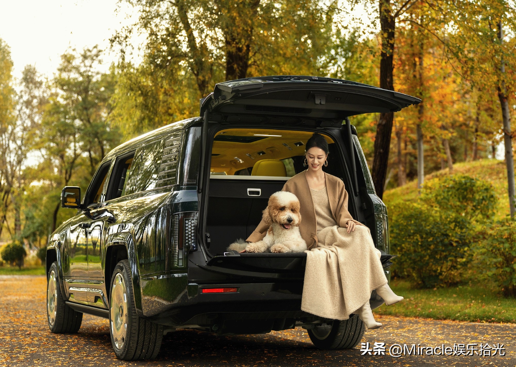 倪虹洁这组汽车大片好有感觉，秋日和爱犬相伴，从容优雅，人和车子看着都很有质感，这是什么车呢？