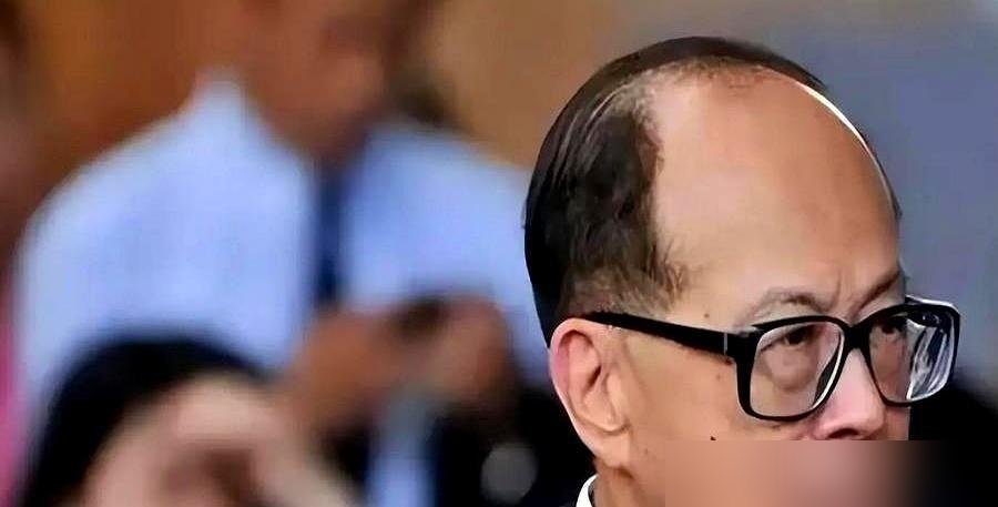 梁洛施拍《重生2》直接把骨头干折了，愣是没吭声，绑着夹板把戏拍完。剧组人都看傻了，这姐们儿哪来的狠劲儿。当年跟李泽楷分手，全网传她拿了5亿分手费，她亲自出来辟谣：没这回事。再看李泽楷谈了八年的郭嘉文，最近被曝亏本卖掉那套定情豪宅，账面直接蒸发千万。一个澄清没拿钱，一个倒贴卖房，最后都绕回同一条路。梁