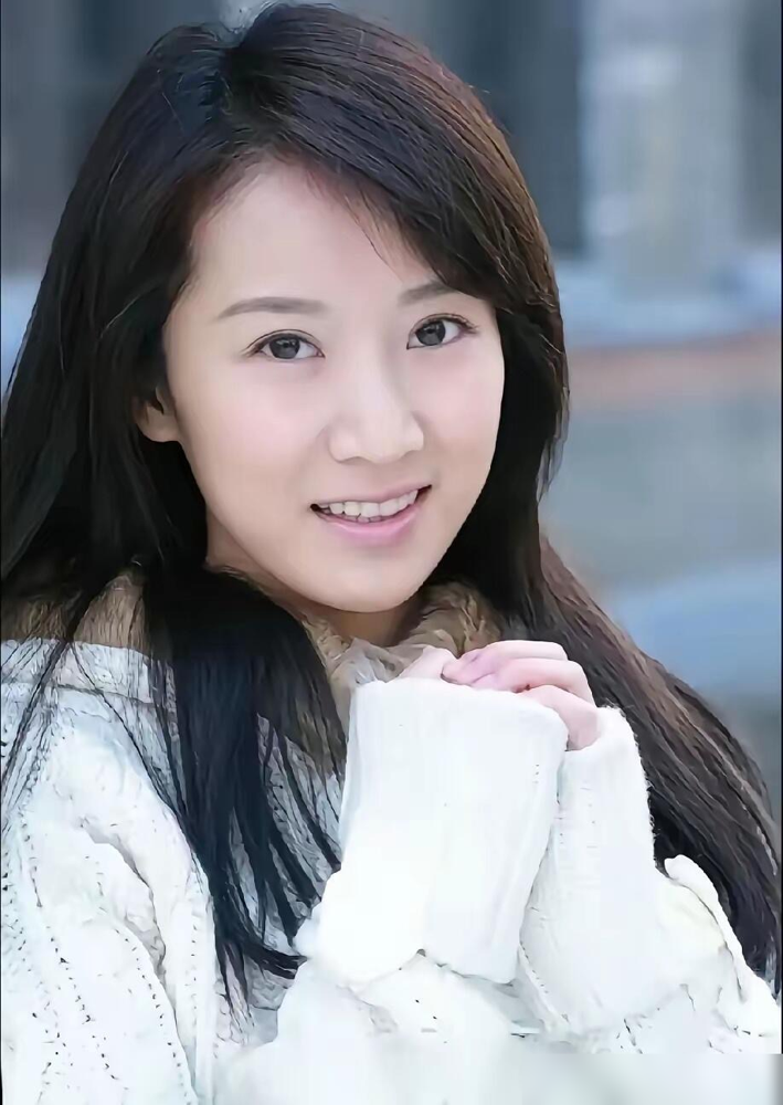 14岁女儿往她身边一站，网友差点以为是同学聚会。
李念40多岁了，三个孩子的妈。当年《蜗居》爆红，转头嫁富商，满屏晒包晒豪宅，被骂拜金炫富，唱衰声一片。
结果呢？跑去海外过日子，不请保姆，早上爬起来给孩子做早餐。最近带大女儿逛街被拍，素颜出镜，皮肤紧致，腰线还在。
当年多少人说她是海藻翻版，等