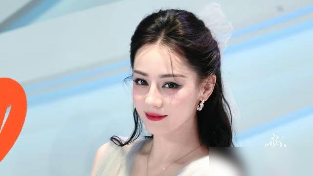 张碧晨被迪丽热巴那张脸硬控了，采访里直接说“惊到失语”。
俩人同台，镜头扫过去，热巴黑流苏往那一站，猫耳朵一戴，张碧晨眼睛就没挪开过。事后记者问感受，她憋了半天就一句：真人比镜头里还离谱。
这姐也是实在人。刚在《歌手2026》被淘汰，台上唱《红玫瑰》都没这么激动，结果见着热巴直接破功。
你看，