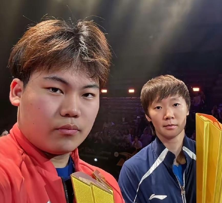 王曼昱和松岛辉空这俩人站在领奖台上，不知道的还以为他们不是刚拿了冠军，而是准备去跟谁结梁子！
在法兰克福冠军赛的颁奖礼上，一个刚拿下女单桂冠，一个捧起男单奖杯。按理说这是最该咧嘴笑的时候，结果镜头扫过去，空气都快凝固了。
尤其是17岁的松岛辉空，全程板着一张脸，眼神冷得吓人。那架势，完全就是打工