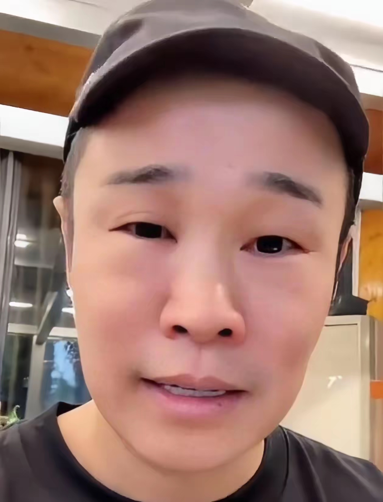 小沈阳够拼的，连轴工作把眼睛都熬肿了
你说他现在什么也不缺，干嘛还要这么拼命呢？

名和利都有了，为闺女也铺路成功。

娱乐圈那么多星二代，沈佳润真不算出众的那个，但是现在人家有一席之地，这其中肯定少不了父亲的付出。

小沈阳现在可以说人生圆满，可是钱是挣不够的，只要有人气，演唱会就一直开下去。