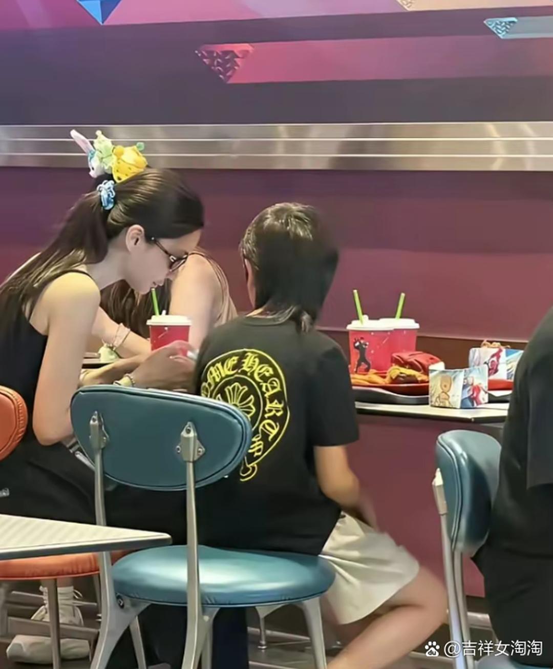 杨颖带9岁儿子逛迪士尼，黄晓明看到这画面心里啥滋味？ ​