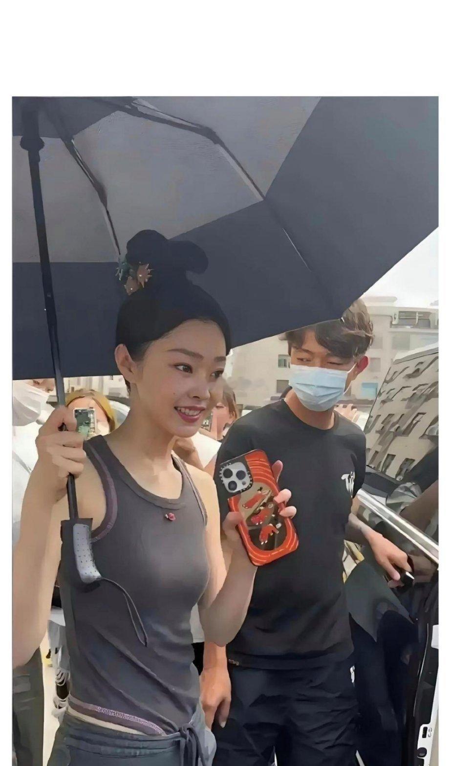 有点好奇宋轶这件衣服要怎么上厕所 ​