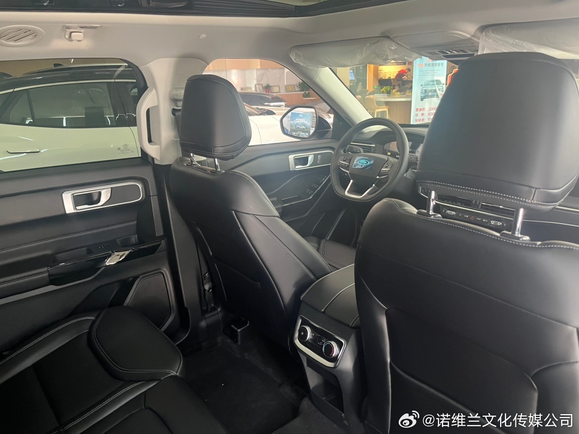 暑假在即，中秋、国庆假期也即将到来，近郊露营、跨城自驾、长途旅行等出行计划提上日程。对于不少家庭而言，一台既能满足日常城市通勤，又具备长途出行和复杂路况适应能力的中大型 SUV，正成为换车时重点关注的车型。在 40 万级燃油 SUV 市场中，消费者往往需要在空间、舒适性、操控表现、四驱能力以 ​