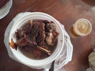 今天去买了广式烧鹅和腊肠。<br />怎么说呢，我们一家人一致认为要是...