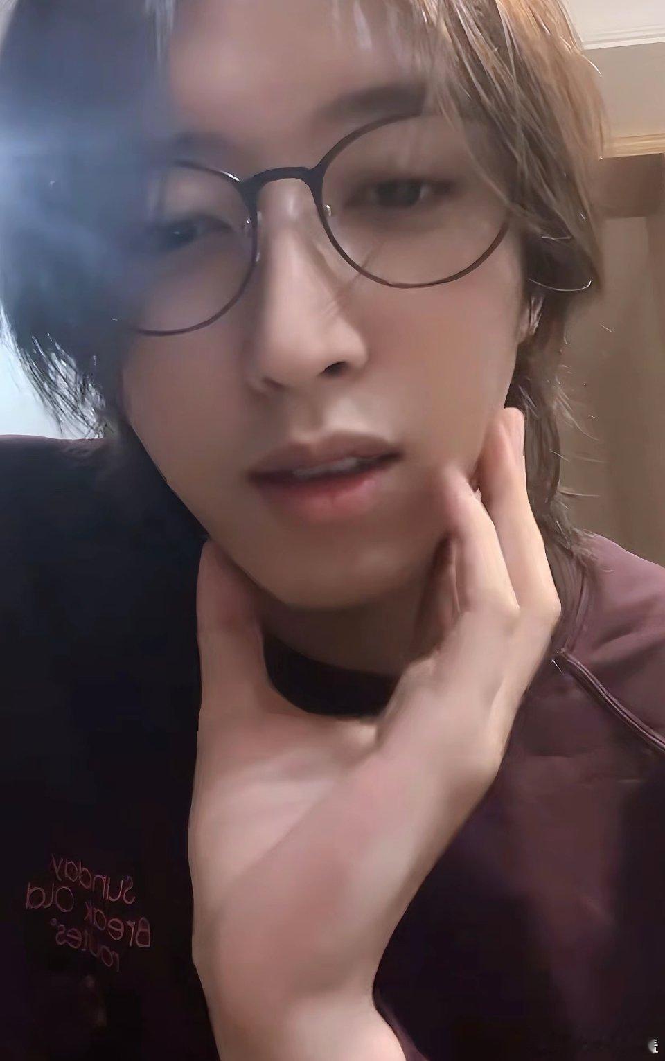#演员刘畅[超话]##陪你从刘畅到4k# 中秋直播，好像和男朋友视频嘻嘻😄 ​