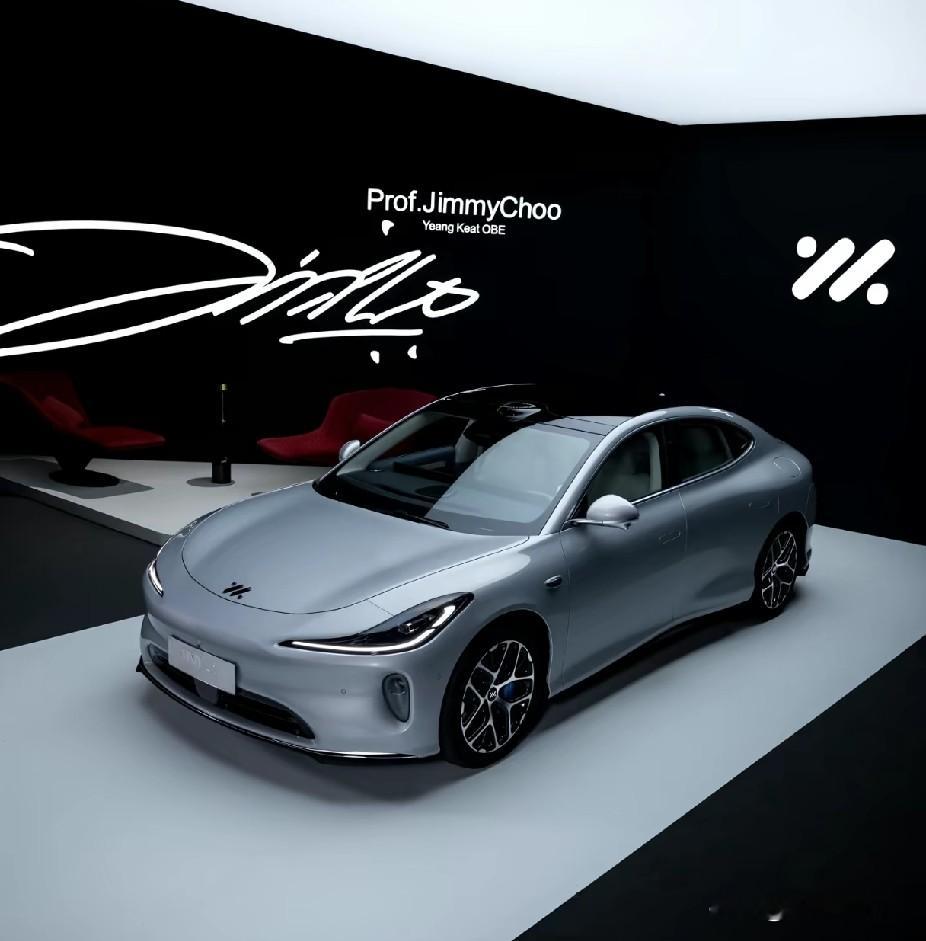 8月28日，全新智己L6正式上市，限时权益价19.99万元起，Prof. Jimmy Choo高定限量版定价21.99万元起，限量10000台。
这新款车长宽高为4924/1960/1474mm，轴距达2950mm。它搭载纯电动力，采用全域800V NEO三电架构，Max和Pro Max车型续航分别