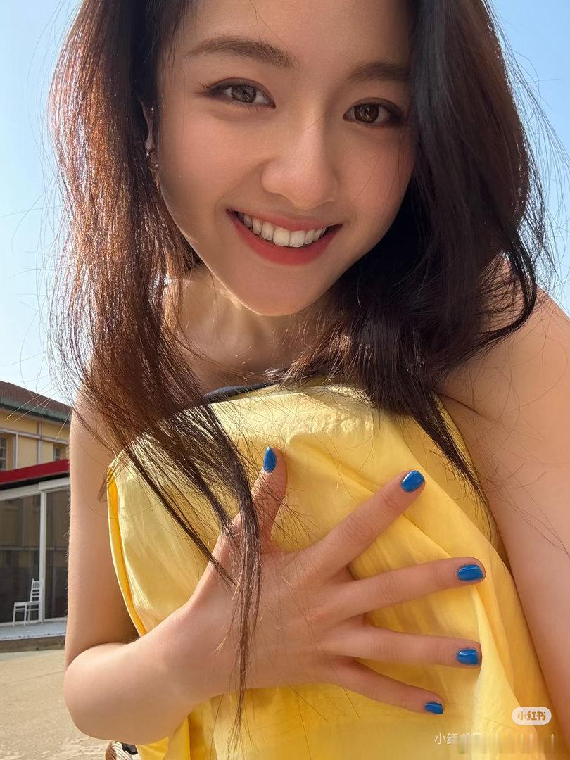 #李兰迪[超话]#  lld#李兰迪叶桃# lld#李兰迪# 

凡是与好友一齐喝的，既是好酒；吃的开心，就是好菜；一家人「欢聚」一堂，就是好屋。与小妹伍不为相伴，让我们一同沉浸在这份无价的亲情暖流之中，感受那份由心而生的温暖与幸福。

​