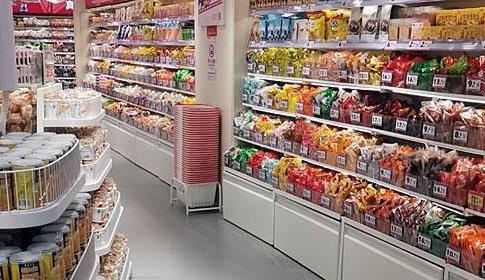 买水、可乐、正装大品牌零食：确实划算，比超市省钱；
买小包装特供款、散装杂牌：不一定便宜，很容易买贵。