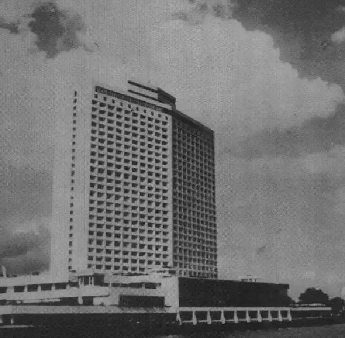 1982年，广州白天鹅宾馆被军方强制要求建立高射炮台，董事长霍英东无奈之下来到北京，托廖承志给叶帅诉苦，然而叶帅的反应却让所有人震惊。
 
霍英东从广州出发时，随身带了一摞酒店设计图纸。他坐的是广九直通车，到北京已经是下午。廖承志在侨办办公室见他，屋里摆着两张旧沙发，茶几上的搪瓷缸子冒着热气。