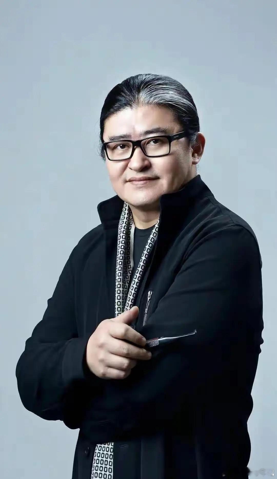 向太早就说过做事需要“避谶”，可刘欢却不懂。

2026年B站跨年夜，刘欢作为零点嘉宾登台献唱《我欲成仙》。上海金山户外舞台，气温极低，他冻得缩脖子、发抖，演唱前感叹了一句“风好大”。就是在这样的状态下，他把歌词唱错了。原本是“总有故事让后人看”，他唱成了“总有后事让后人看”。

当时弹 ​