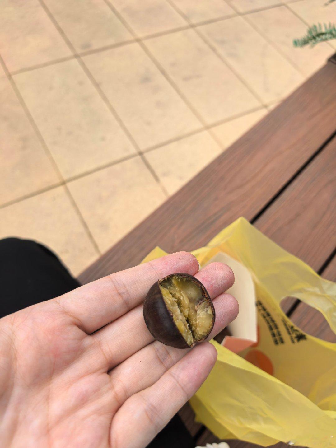 秋天，坐在街边吃爱吃的板栗，凉爽的风好舒服，已经想好十一要安排点啥了[微笑][微笑]
出门啥都想吃，奈何体重不允许，在优衣库终于是买上了一条可穿的裤子[666][666]
去观摩了华为的车车，零重力座椅确实太舒服了，可惜不爱电车

独爱今年的秋天[耶][耶] ​