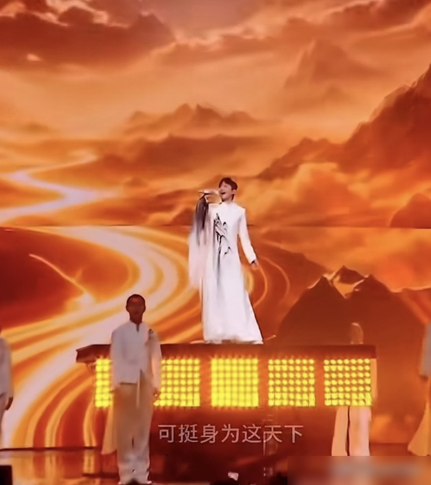 张杰终于把紧身裤脱了。
之前那裤子绷得，网友追着骂，团队下场维权都压不住。这回湾区升明月，人往台上一站，白色水墨长袍，话筒一握，唱《天下》。普通话掺着粤语，那股子江湖气直接顶到嗓子眼。
台下没一个人说话，弹幕全在刷这才是张杰。
唱完，风向全变。当初骂得最狠的那批人，转头开始截图存壁纸。
你看