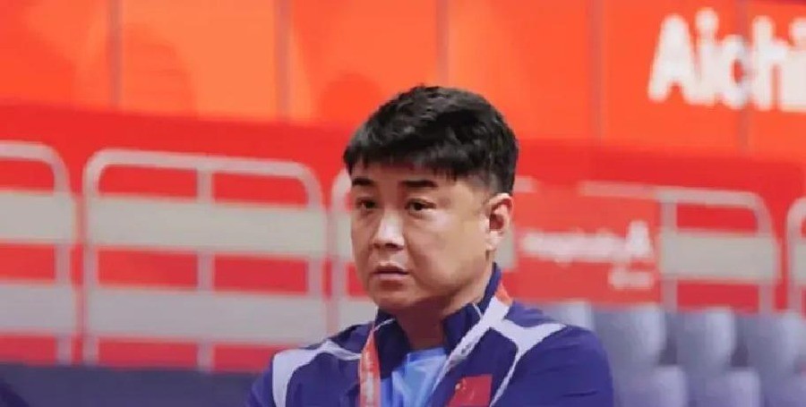 樊振东拿了大满贯，有人从前台拿到他酒店房卡，多次进他房间。他后来在凤凰卫视《名人面对面》说，感到惊恐恐慌，颠覆想象。他还说，除了比赛必须出门，日常自己都不离开房间。
这事发生在2023年4月。樊振东备战WTT新乡冠军赛期间，某女士通过多日跟踪确定了他的酒店房间号，通过酒店前台拿到房卡，多次非法侵入他