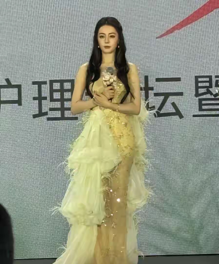 一套上个月刚在巴黎时装周走完秀的高定，不到二十天吧，就穿到了国内一场品牌线下活动上，还是这个系列在国内头一个穿上的人。

10月19号，迪丽热巴在广东出席阿道夫的活动，看新闻里说，她这条长裙出自越南设计师品牌Nguyen Phuc Tuan的2027春夏高定，九月才在巴黎秀场正式发布，转头就上了身。