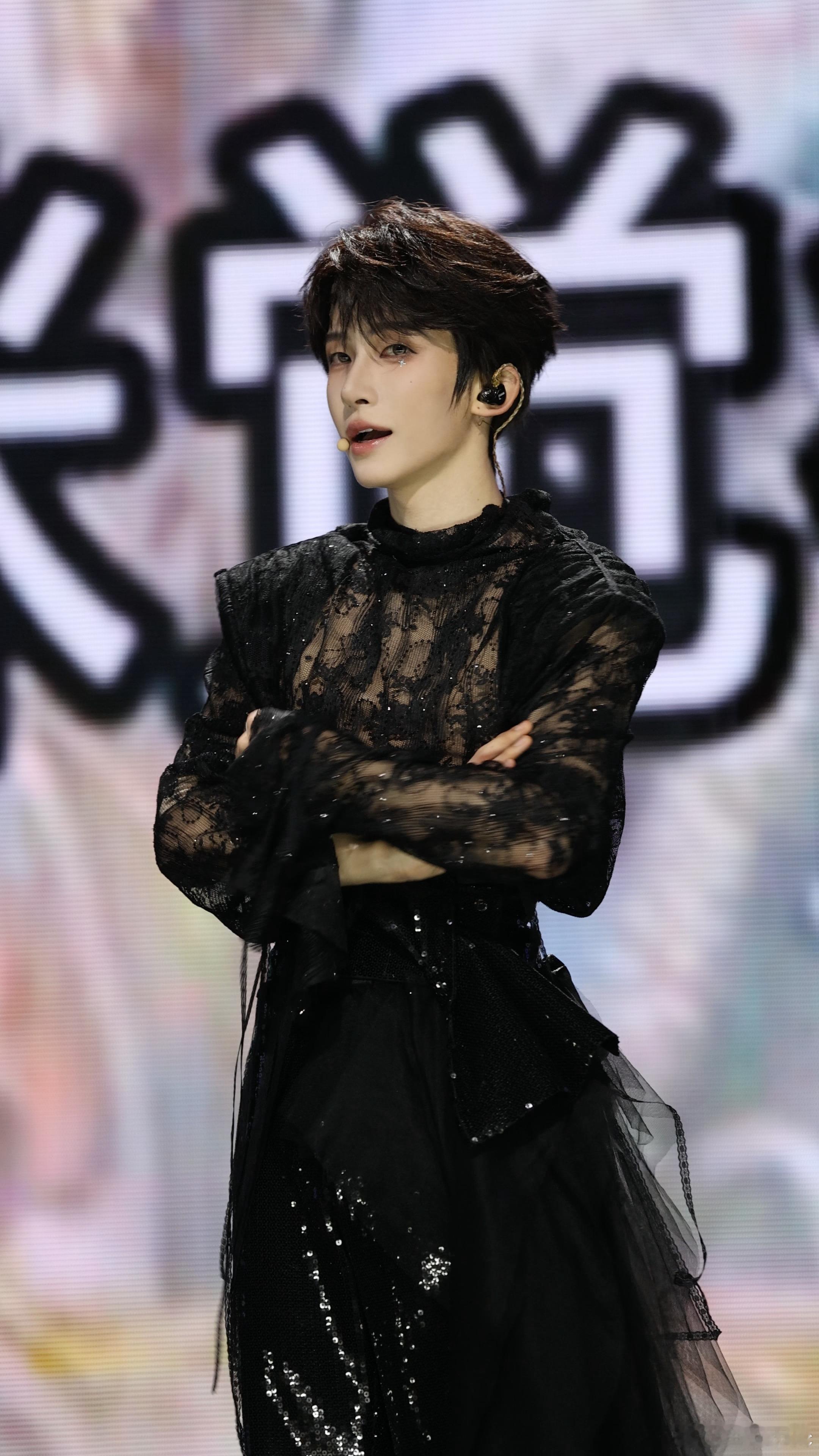 #刘宇2026宇宙诗人巡演# 💙#刘宇# 
这个小雨滴的美貌适合逐帧欣赏[期待]
好好好可爱啊[捂嘴哭]
依旧生图直出[挤眼]
​