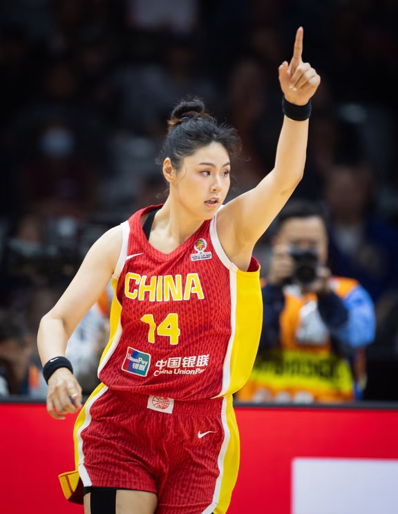 #李月汝护照遗失缺席世界杯#不是吧，都什么年代了还能出这种事？大使馆不能紧急处理吗？这可是为国出战啊，而且李月汝在中国女篮可不是可有可无的边缘人物啊，乃绝对主力级别的存在，她要不去，球队战斗力受损 谁负责啊？此外，中国女篮的后勤保障工作是怎么做的？核心球员还可以丢护照，说出去笑死人的节奏啊……
——除非是另有原因不可告人，否则遗失护照而无法参加世界杯，实在是太牵强、太说不过去的理由了，你觉得呢？[无聊]#鸣聊体育