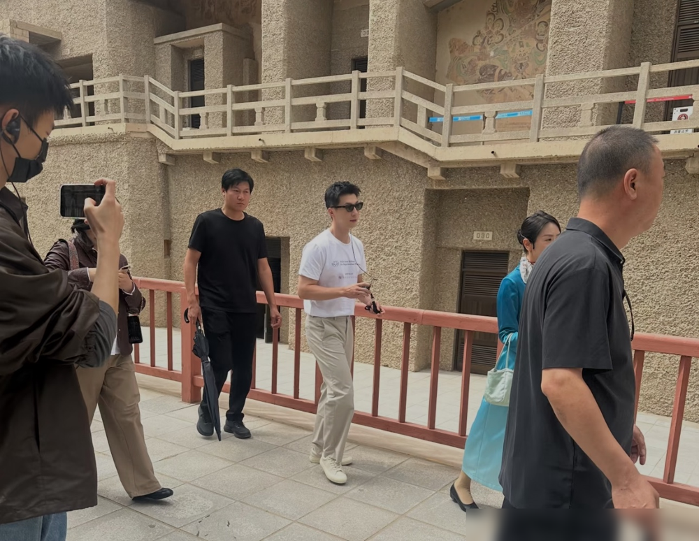 马龙陪妻子逛莫高窟，居然被骂上热搜了？
其实这不是私人旅游，是马龙来参加莫高窟保护的公益活动。夫妻俩穿休闲装，混在普通游客堆里听讲解，全程低调没声张。
俩人2008年相识，异地恋熬了四年才稳定，官宣后夏露还挨过恶意网暴。这么多年一向低调，公开场合从不刻意秀存在感，这次被路人偶遇拍了片段，就被揪着