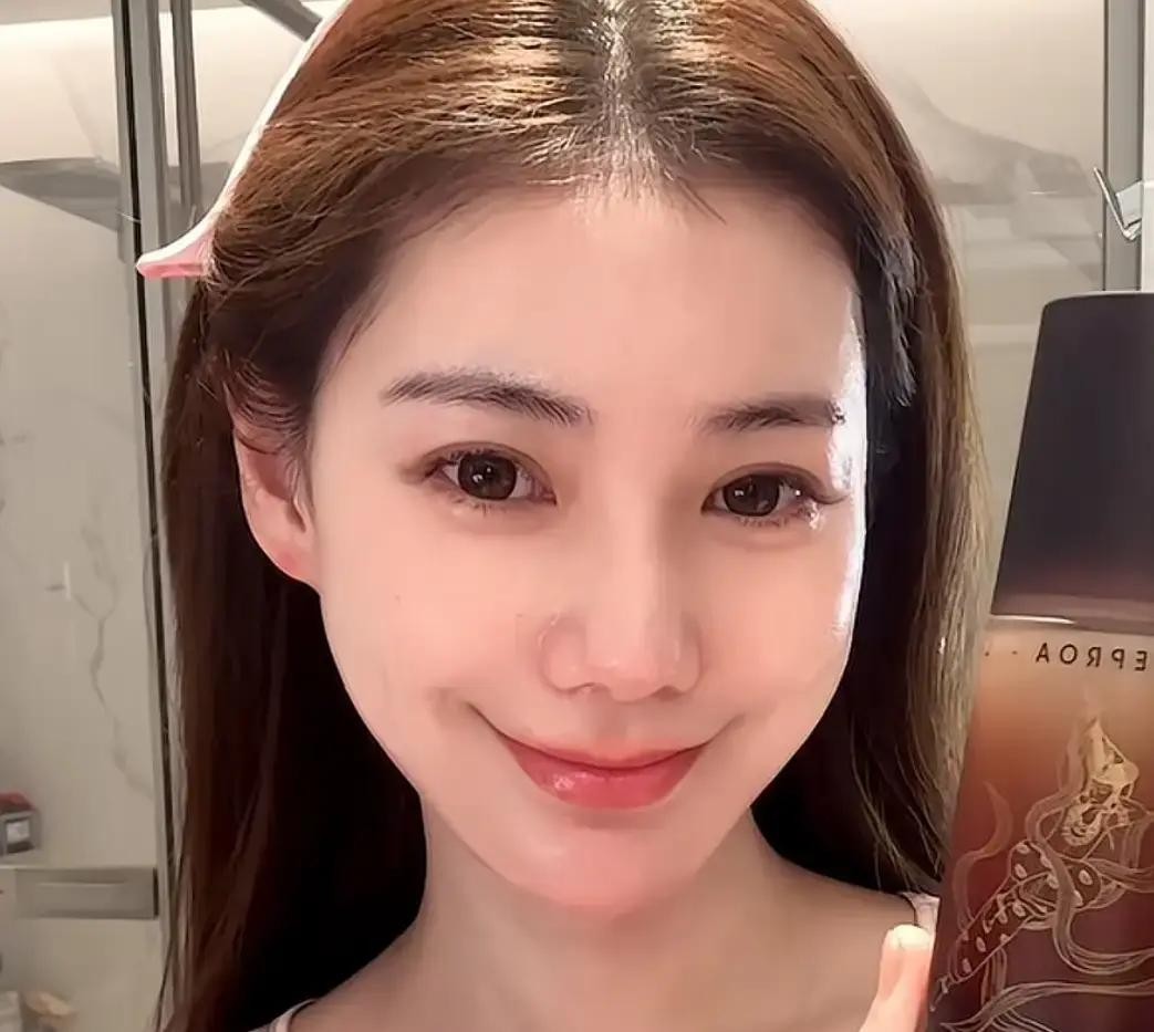 汪小菲现在算是把前妻定的规矩给彻底焊死了

玥儿和霖霖明明已经在北京待了好些天，家里却静得没一点水花

亲奶奶张兰这回硬是连个孙辈的背影照都没敢放出来

就连平时常在镜头前露脸的现任妻子马筱梅，也对这两个大孩子闭口不谈，可以说是彻底退避三舍

这位新媳妇还真是说到做到

前阵子她就在直播间吐过苦水，