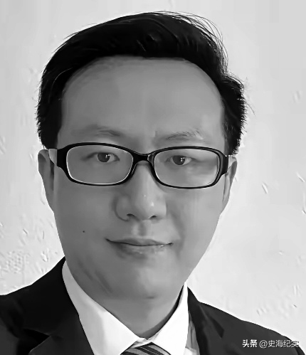 2022年，李旭明嫌楼上太吵，作为化学博士，他不动嘴，改拿针管，从门缝往阿卜杜拉家推阿片毒液。

主要信源：（华商网——在美中国留学生嫌楼上太吵 往邻居家投毒后被驱逐出境）
2023年12月5日，佛罗里达州坦帕市法庭的被告席空空如也。主审法官等来的不是那个戴着手铐的化学博士，而是一纸来自移民部门的通