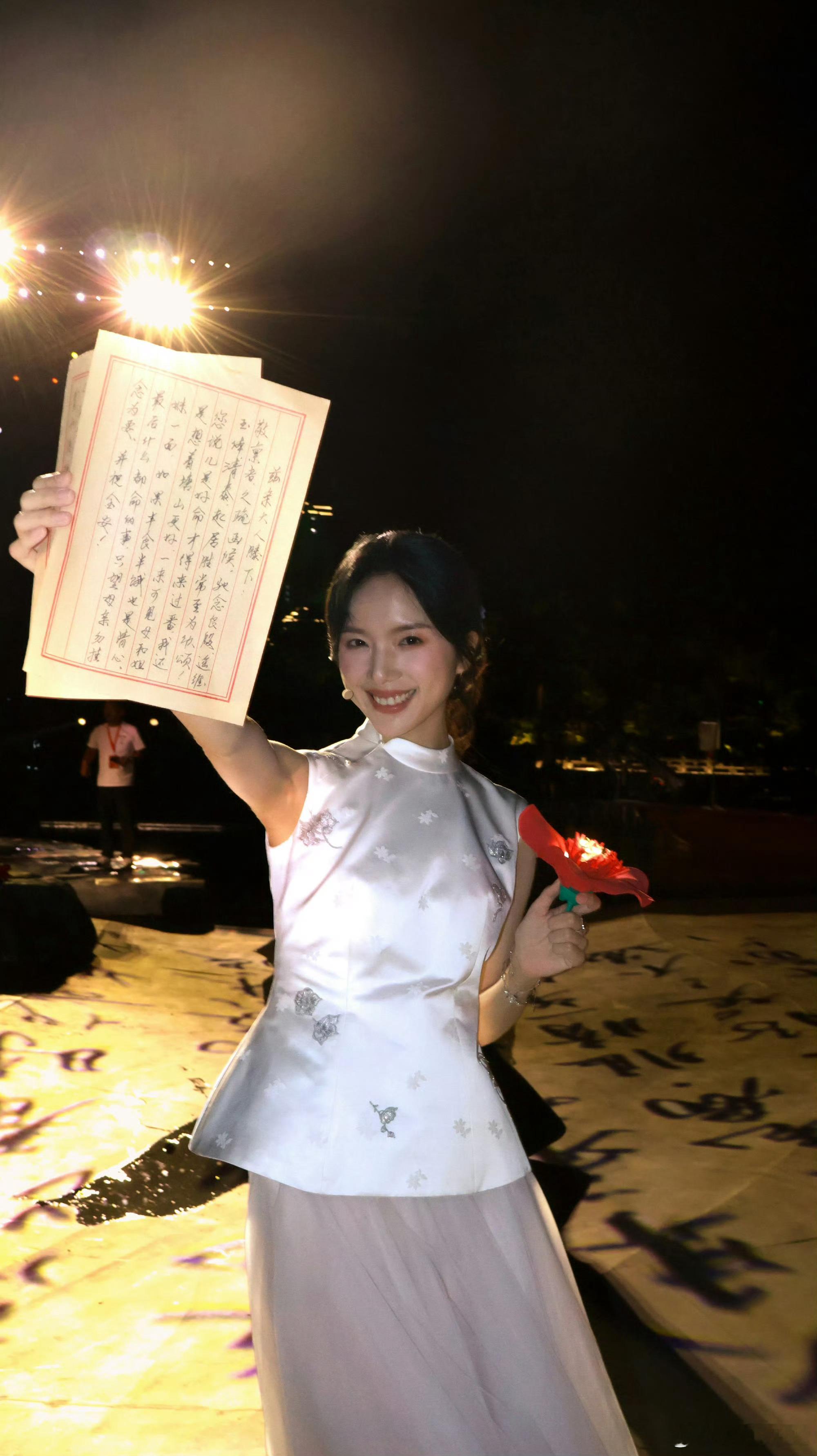 #演员李思潼[超话]# 🍟#演员李思潼# 🍟#李思潼# 

月华铺地，木棉满枝。
一袭白缎立裁马甲叠着柔纱长裙，银线暗纹藏于衣间，蓝花轻簪挽起青丝。
一纸家书，寄尽绵长思念。
今夜与月色相逢，东方雅致，温婉而有力量

​