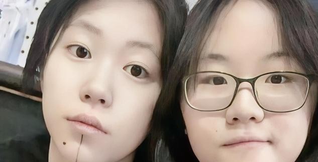窦靖童同父异母的妹妹窦佳嫄，终于正面回应了！
她说和姐姐第一次见面，气氛尴尬到脚趾抠地……两人都不太会聊天，后来靠她主动约饭，关系才慢慢走近。
更让人意外的是，这个顶着“窦唯女儿”头衔的姑娘，现在和妈妈租房住，在酒吧当调酒师赚钱。她20岁前和爸爸几乎没有联系，直到去年生日，才收到窦唯发的第一个红包…