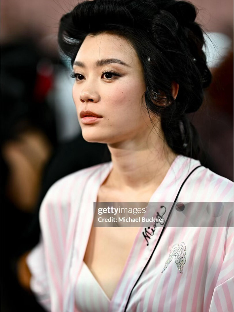 #奚梦瑶为维密减肥# 健康瘦身不是一蹴而就，奚梦瑶用一年半慢慢调整，不急于求成，尊重身体节奏，温和地重塑体态。 ​